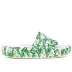 Klapki unisex na basen Crocs CLASSIC DUKE PRINT SLIDE. Białe klapki damskie Crocs, bez wzorów, bez obcasa. W wyprzedaży za 139.00 zł.