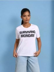 Bawełniana koszulka z ozdobnym napisem - biały. Białe t-shirty damskie Sinsay, l, bez wzorów, z bawełny, bez kołnierzyka. W wyprzedaży za 9.99 zł.