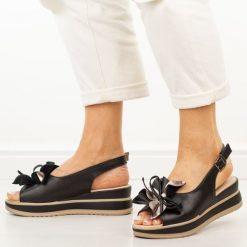 Czarne skórzane sandały damskie na koturnie Cambell 40351. Czarne sandały damskie Cambell, z aplikacjami, z jeansu, bez obcasa, na koturnie. Za 219.00 zł.