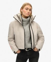 Superdry Kurtka SD Windbreaker z kapturem i haftem – Krój boxy. Brązowe kurtki treningowe męskie Superdry., bez wzorów, z materiału. Za 373.60 zł.
