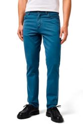 MESKIE SPODNIE WRANGLER TEXAS SLIM DARK DUSTY BLUE 112362471. Niebieskie spodnie materiałowe męskie Wrangler, bez wzorów, z jeansu. Za 219.99 zł.