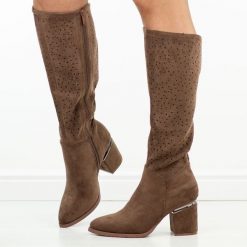 Brązowe zamszowe ażurowe kozaki damskie na słupku S.Barski 8122. Brązowe kozaki damskie S.BARSKI, z jeansu, bez obcasa, na słupku. Za 299.00 zł.