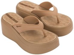 Buty klapki damskie japonki Ipanema Solaris platforma beżowe. Brązowe klapki damskie Ipanema, bez wzorów, z gumy, bez obcasa, na platformie. Za 199.00 zł.