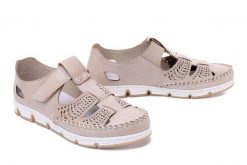 RIEKER 49958-61 beige, półbuty letnie damskie. Brązowe półbuty damskie Rieker, w ażurowe wzory, bez obcasa. Za 303.92 zł.