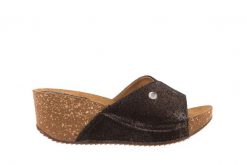 Klapki Bayla-099 0795 Włosy, Czarny, Skóra naturalna - 39. Czarne klapki damskie Bayla, bez wzorów, z materiału, bez obcasa, na koturnie. W wyprzedaży za 89.10 zł.