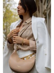 Victor & Hugo Paris Skórzana torebka "Bruna" w kolorze beżowym - 25 x 15 x 8,5 cm rozmiar: onesize. Brązowe torebki klasyczne damskie Victor & Hugo Paris, bez wzorów, z materiału, bez dodatków. Za 379.44 zł.