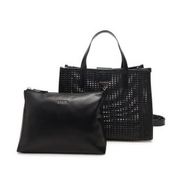 Torebka Guess. Czarne torebki klasyczne damskie Guess, z aplikacjami, bez dodatków. Za 579.99 zł.