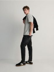 Jeansy carrot slim - szary. Szare jeansy męskie Reserved. W wyprzedaży za 49.99 zł.