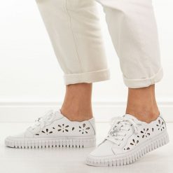 Białe ażurowe skórzane półbuty damskie Cambell 19432. Białe półbuty damskie Cambell, w ażurowe wzory, z jeansu, casualowe, bez obcasa, na płaskiej podeszwie. Za 219.00 zł.