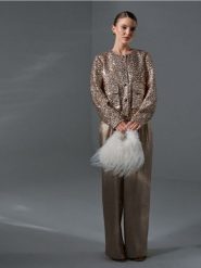 Futrzana torebka na łańcuszku - biały. Białe torebki klasyczne damskie Sinsay, bez wzorów, z futra, futrzane, bez dodatków. Za 39.99 zł.