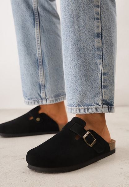 Czarne Zamszowe Klapki w Stylu Chodaków Ozdobione Klamrą Irinania. Czarne klapki damskie Born2be, bez wzorów, z materiału, bez obcasa, na płaskiej podeszwie. Za 159.99 zł.