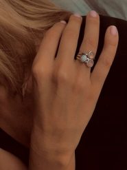 Les Petites Précieuses Srebrny pierścionek z kamieniami szlachetnymi rozmiar: 56. Różowe pierścionki damskie Les Petites Précieuses, z cyrkonią, srebrne. Za 348.90 zł.