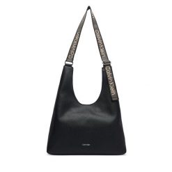 Torebka Calvin Klein. Czarne torebki klasyczne damskie CALVIN KLEIN, bez wzorów, bez dodatków. Za 569.99 zł.