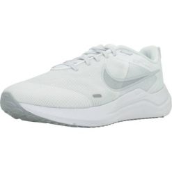 Tenisówki Nike Model Downshifter 12 C/o Kolor Biały. Białe obuwie do biegania damskie Nike, bez wzorów, z materiału, bez zapięcia. Za 366.00 zł.