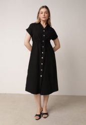 Czarna Sukienka Koszulowa z Bawełną Wiskozą i Ozdobnymi Guzikami Parranes. Czarne sukienki damskie Born2be, na co dzień, l, bez wzorów, z bawełny, eleganckie, bez kołnierzyka, bez ramiączek, midi, dopasowane. Za 159.99 zł.