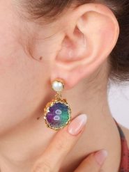 L'Atelier de Gaia Pozłacane kolczyki-wkrętki z kwarcem i perłami rozmiar: onesize. Białe kolczyki damskie L'Atelier de Gaia, z kwarcem, pozłacane. Za 91.56 zł.