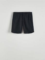 Szorty chino regular - czarny. Czarne szorty męskie Reserved, bez wzorów, z bawełny. W wyprzedaży za 89.99 zł.