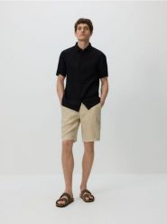 Lniane szorty regular fit - beżowy. Brązowe szorty męskie Reserved, bez kołnierzyka. W wyprzedaży za 139.99 zł.
