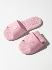 Składane klapki z motywem serca - różowy. Czerwone klapki damskie Sinsay, bez wzorów, bez obcasa. Za 25.99 zł.