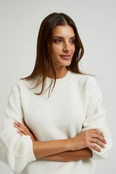 Sweter z bufiastymi rękawami z dodatkiem wełny biały. Białe swetry klasyczne damskie MOODO, l, z poliesteru, bez kołnierzyka. W wyprzedaży za 63.99 zł.