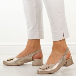 Perłowe skórzane Polskie czółenka damskie Góral 2102. Białe czółenka damskie Góral, z aplikacjami, z materiału, z okrągłym noskiem, bez obcasa, na obcasie. W wyprzedaży za 377.10 zł.