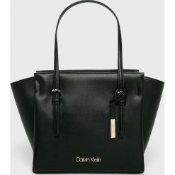 Calvin Klein - Torebka. Białe torebki klasyczne damskie CALVIN KLEIN, bez wzorów, z materiału, duże, bez dodatków. W wyprzedaży za 359.90 zł.