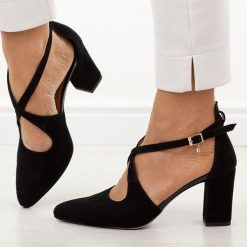 Czarne zamsz skórzane czółenka damskie na słupku Prestige 2045/obl. Czarne czółenka damskie Prestige, bez wzorów, ze skóry, bez obcasa, na obcasie. Za 419.00 zł.