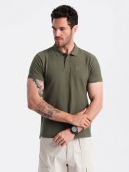Męska jednokolorowa koszulka polo BASIC z dzianiny pique - ciemnooliwkowa V6. Zielone koszulki polo męskie Ombre Clothing, m, z aplikacjami, z bawełny, bez ramiączek. W wyprzedaży za 79.99 zł.