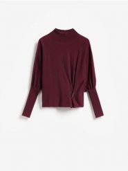 Sweter z ozdobnym detalem - bordowy. Czerwone swetry klasyczne damskie Reserved, l, z dzianiny, bez kołnierzyka. Za 129.99 zł.