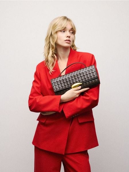 Kopertówka z ozdobnym detalem - ciemnobrązowy. Brązowe torebki wieczorowe Reserved, bez wzorów, ze skóry, bez kołnierzyka, bez ramiączek. Za 129.99 zł.