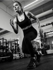 Sportowy top na ramiączkach - czarny. Czarne topy sportowe damskie Sinsay, l, bez wzorów, bez ramiączek. Za 25.99 zł.