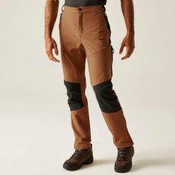 Questra V Męskie spacerowe spodnie turystyczne. Brązowe spodnie materiałowe męskie Regatta, bez wzorów, sportowe. W wyprzedaży za 311.70 zł.