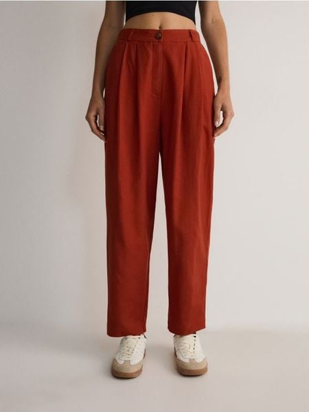 Spodnie chino z wiskozą - jasnopomarańczowy. Brązowe spodnie materiałowe damskie Reserved, bez wzorów, z bawełny. W wyprzedaży za 69.99 zł.