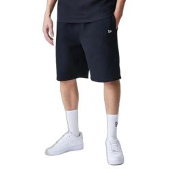 Szorty oversize New Era Essentials. Czarne szorty męskie New Era, z bawełny, bez kołnierzyka. Za 156.50 zł.