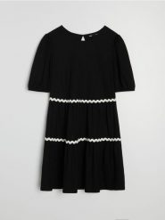 Sukienka mini babydoll z wiskozą - czarny. Czarne sukienki damskie Sinsay, l, bez wzorów, z wiskozy, bez kołnierzyka, bez ramiączek, mini. Za 49.99 zł.