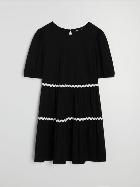 Sukienka mini babydoll z wiskozą - czarny. Czarne sukienki damskie Sinsay, l, bez wzorów, z wiskozy, bez kołnierzyka, bez ramiączek, mini. Za 49.99 zł.