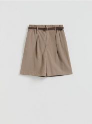 Szorty z paskiem - beżowy. Brązowe szorty damskie Reserved, bez wzorów, z tkaniny. Za 99.99 zł.