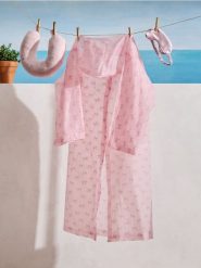 Płaszcz przeciwdeszczowy z motywem kokard - różowy. Czerwone kurtki przeciwdeszczowe damskie Sinsay, bez kaptura. Za 9.99 zł.