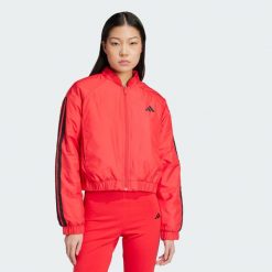 Kurtka Essentials 3-Stripes Insulated Crop Bomber. Czerwone kurtki damskie Adidas, xl, bez wzorów, z materiału, bez kaptura. W wyprzedaży za 227.40 zł.