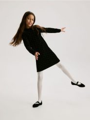 Welurowa sukienka z kokardą - czarny. Czarne sukienki dziewczęce Reserved, bez wzorów, z weluru, bez ramiączek. Za 99.99 zł.