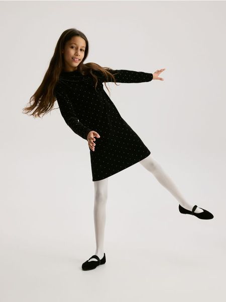 Welurowa sukienka z kokardą - czarny. Czarne sukienki dziewczęce Reserved, bez wzorów, z weluru, bez ramiączek. Za 99.99 zł.