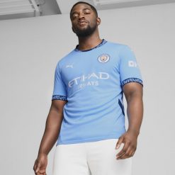 Koszulka piłkarska Puma Manchester City domowa sezon 24/25. Bluzki damskie Puma, s, bez wzorów, z materiału, bez kołnierzyka. Za 279.99 zł.