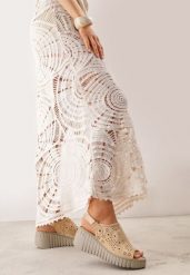 Ciemnobeżowe Sandały VICES na Koturnie z Ażurowymi Wycięciami w Kwiaty Salaphis. Brązowe sandały damskie Born2be, w ażurowe wzory, bez obcasa, na koturnie. Za 109.99 zł.