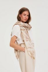 Szal w marmurkowy wzór beżowy. Brązowe szaliki i kominy damskie MOODO, bez wzorów, z poliesteru. Za 59.99 zł.