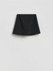 Spódnico-szorty z dodatkiem wiskozy - czarny. Czarne szorty damskie Reserved, bez wzorów, z tkaniny. Za 99.99 zł.