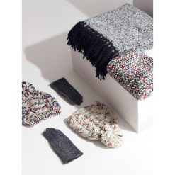 KOMIN DAMSKI. Białe szaliki i kominy damskie TOP SECRET, na zimę, bez wzorów, z dzianiny. W wyprzedaży za 14.99 zł.