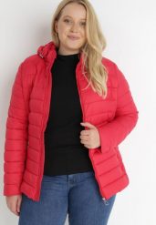 Czerwona Kurtka Pikowana Stelle. Czerwone kurtki damskie Born2be, na jesień, plus size, bez wzorów, z tkaniny, bez kaptura. Za 189.99 zł.