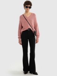 Sweter damski z wiskozy z dekoltem v-neck różowy Cyntiana 600. Czerwone swetry klasyczne damskie Big Star, l, ze skóry, bez kołnierzyka. W wyprzedaży za 159.99 zł.