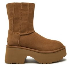 Botki Ugg. Brązowe botki damskie Ugg, bez obcasa, na płaskiej podeszwie, bez zapięcia. Za 1,069.00 zł.