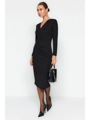 Trendyol Sukienka w kolorze czarnym rozmiar: L. Czarne sukienki damskie Trendyol, l, bez wzorów, bez kołnierzyka, bez ramiączek, midi. Za 69.75 zł.
